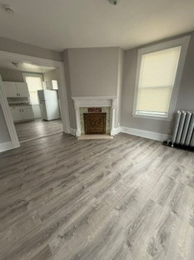 Building Photo - Spacious 1bedroom unit with large living room