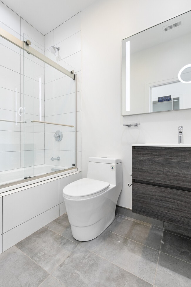 Building Photo - 7729 N Eastlake Terrace