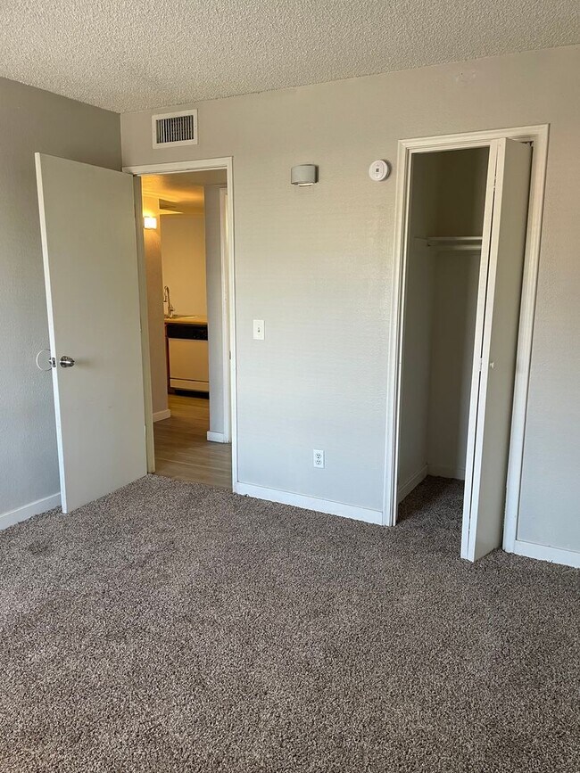 Building Photo - Lovely 2 Bedroom 1  Bath with Fireplace!