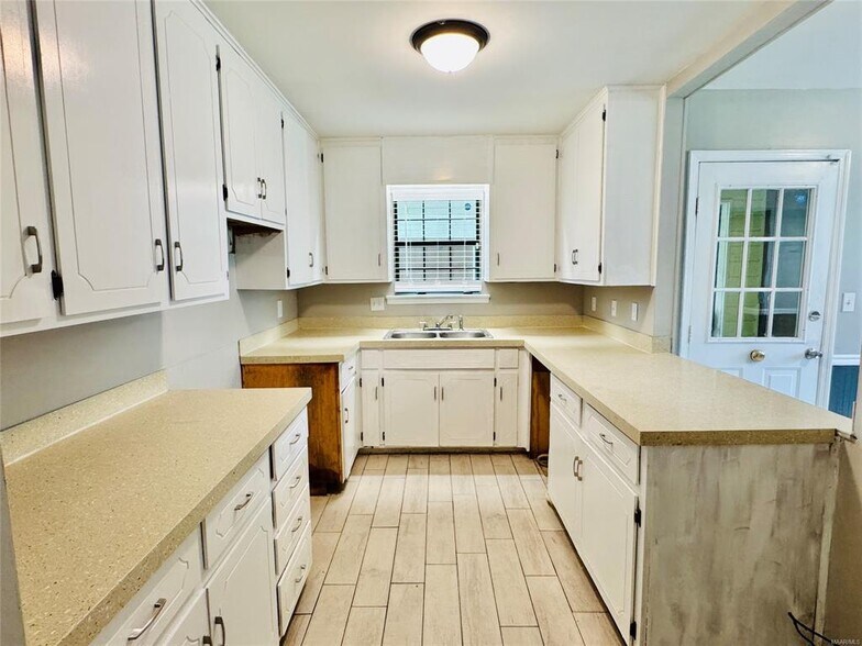 Building Photo - 697 Chatsworth Dr