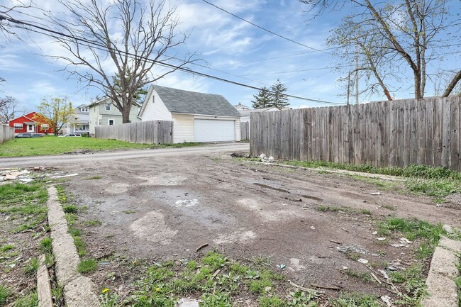 Building Photo - Updated 3 Bed Home