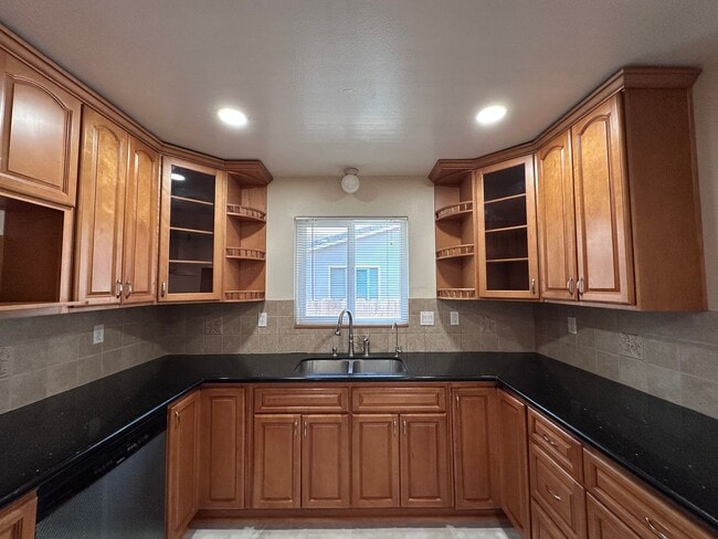 Building Photo - LARGE YARD, 3/2, Remodeled, AC, Cat Friend...