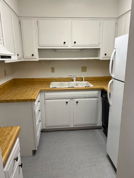 Building Photo - 427 6th Ave W