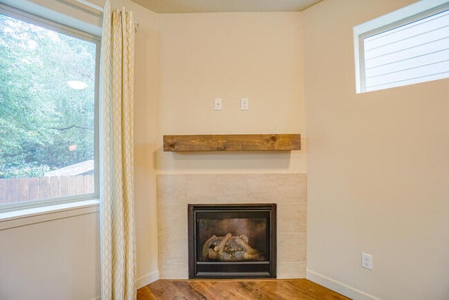 Building Photo - THREE BEDROOM HOUSE