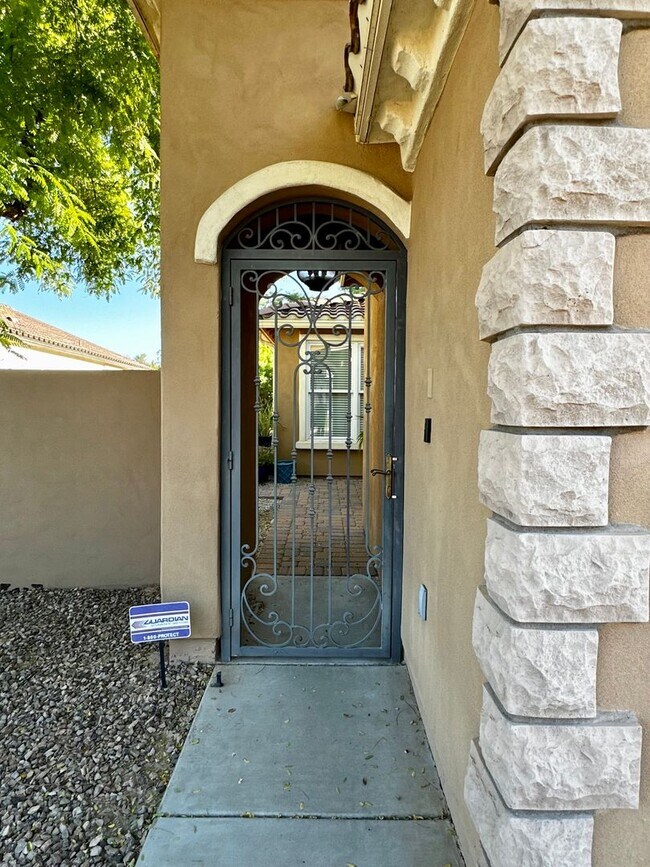 Building Photo - HIGHLY DESIRABLE AND SPACIOUS HOME FULLY EQUIPPED WITH SOLAR PANELS + LANDSCAPING INCLUDED