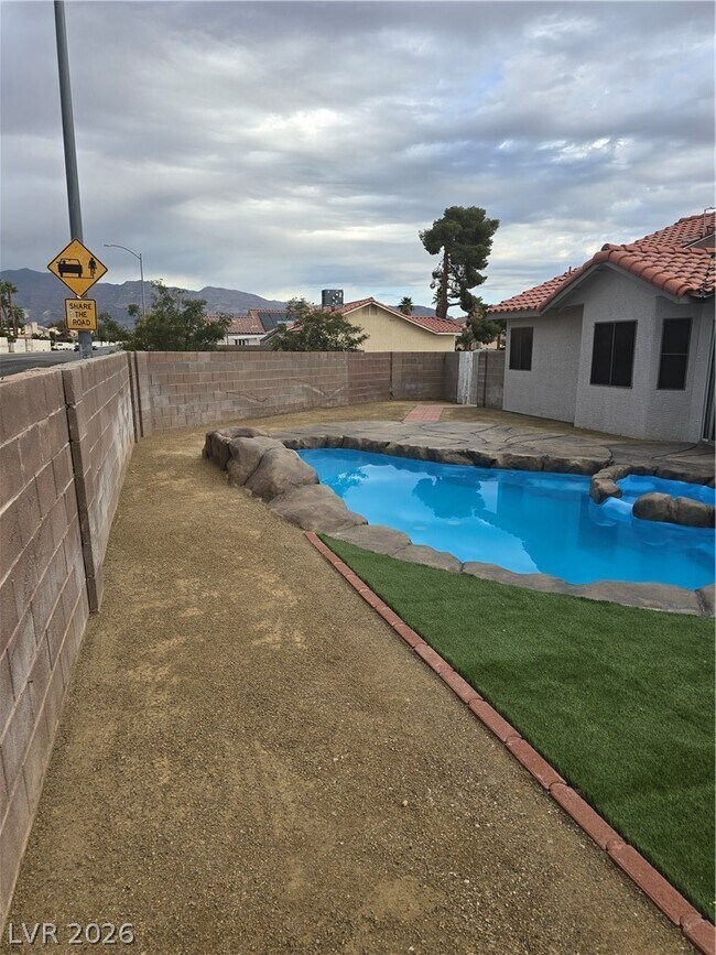 Building Photo - 5843 Berry Hill Ln