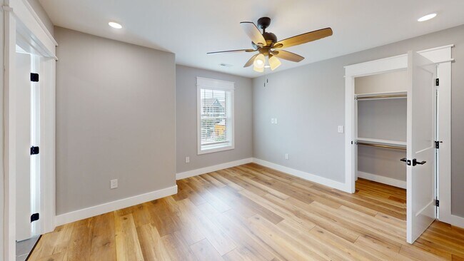 Building Photo - 1207 Hedge Ave