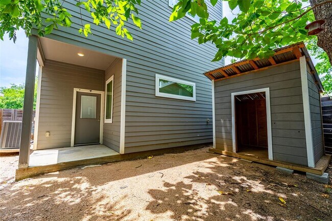 Building Photo - 1003 Valdez St
