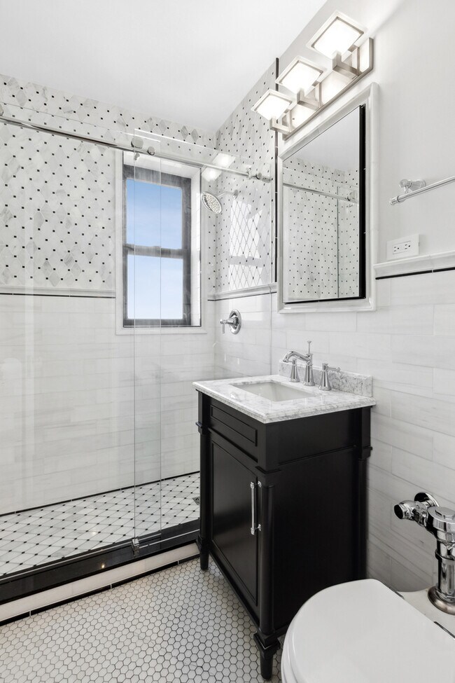 Building Photo - 1205 W Sherwin Ave