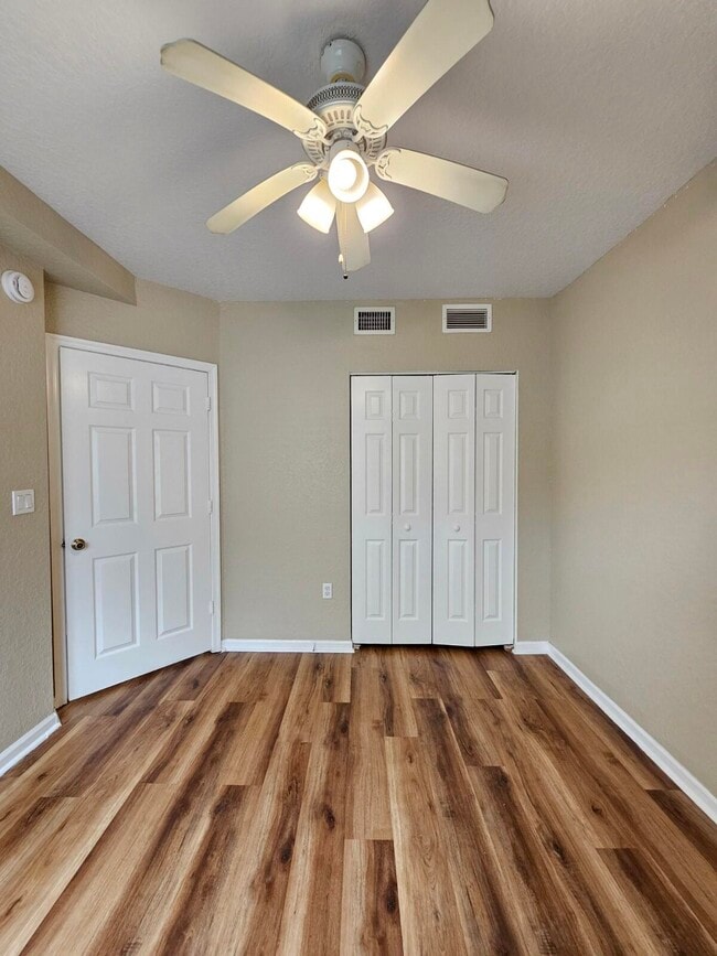 Building Photo - 1063 Golden Lakes Blvd