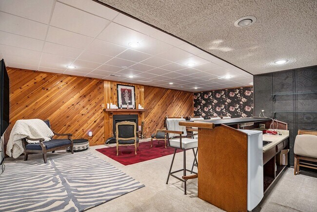 Building Photo - 4 bed/3 bath very spacious, fully furnishe...