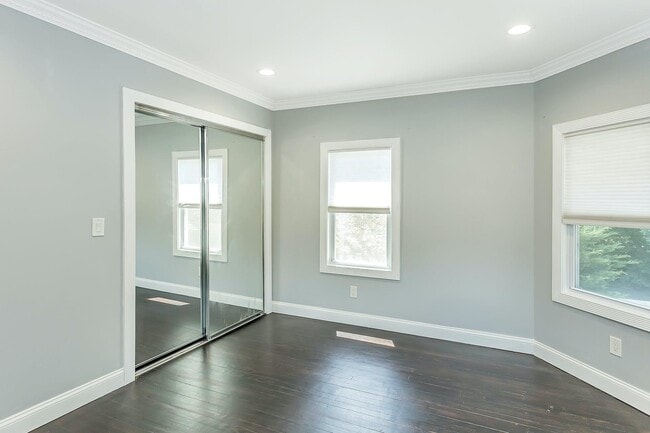 Building Photo - 10 Dosoris Way