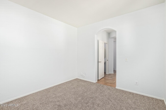 Building Photo - 2390 W Sleepy Ranch Rd