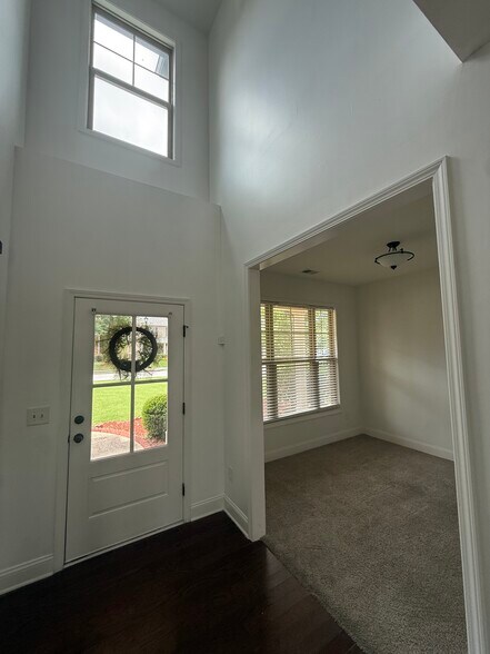 Building Photo - 6035 Stonebrook Ln