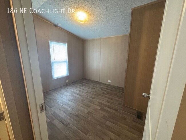 Building Photo - 186 Coachlight Dr