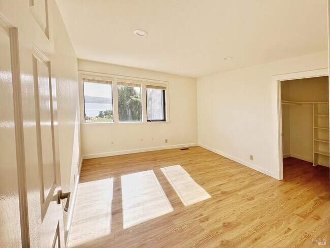 Building Photo - 172 Great Cir Dr