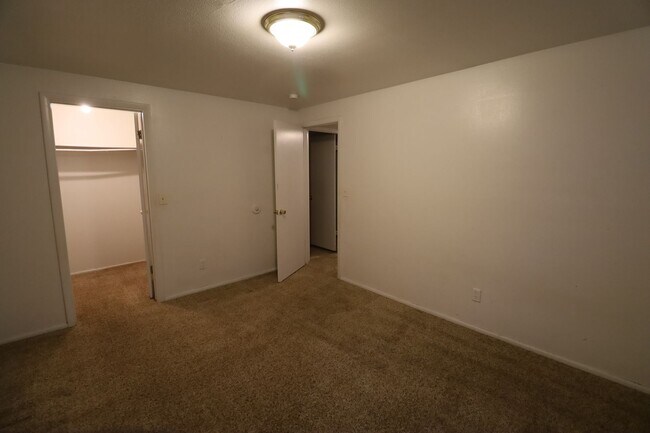 Building Photo - 400 E 4 plex