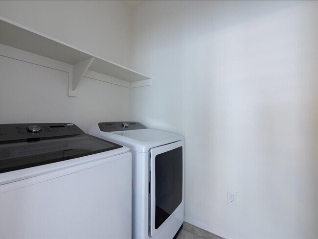 Building Photo - Modern Comfort Meets Community Living – 3 Bed, 2 Bath Beauty with Resort-Style Amenities!