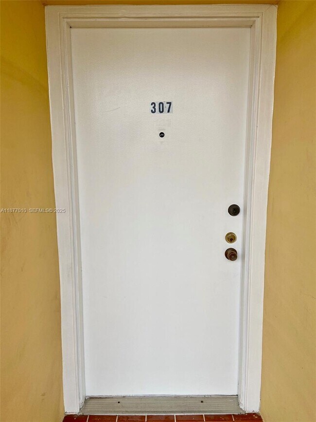 Building Photo - 8881 Fontainebleau Blvd