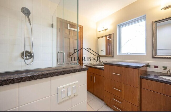 Building Photo - 1410 Woodland Dr SW