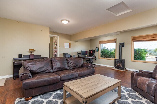 Building Photo - Spacious and Beautiful Home with Private Apartment!