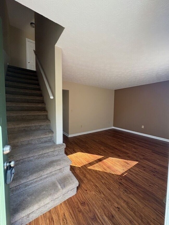 Building Photo - 2 Bedroom / 1.5 Bathroom Townhouse in Abingdon, VA