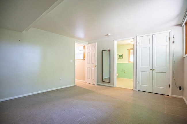 Building Photo - Mid Century 3 Bedroom Home Available Now i...