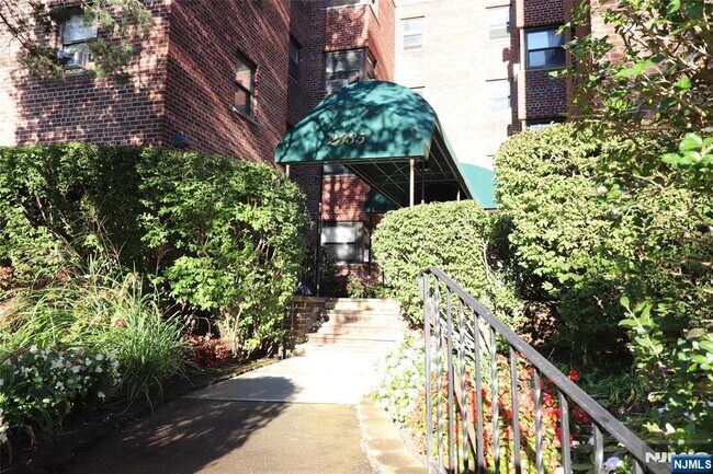 Building Photo - 2335 Hudson Terrace