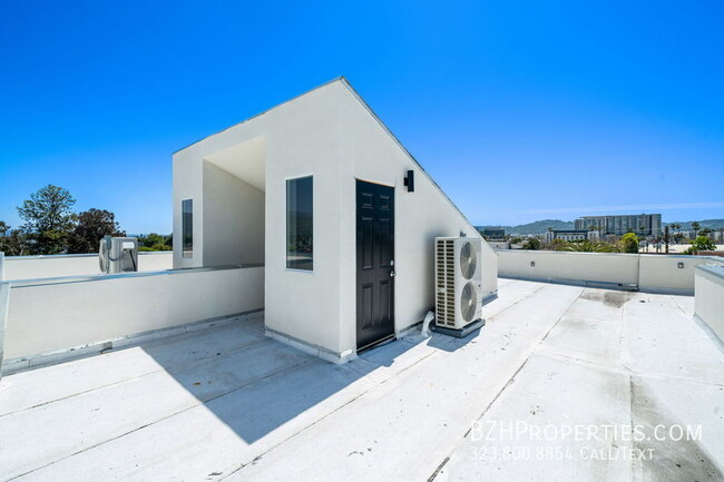 Building Photo - Beautiful Modern Duplex in the heart of No...