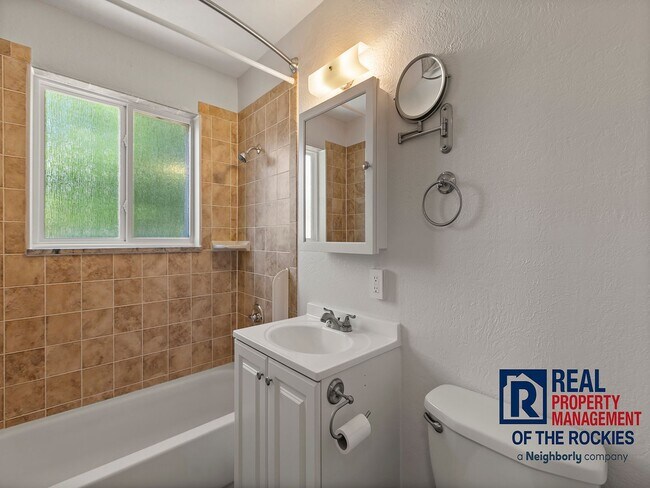 Building Photo - Charming 2 Bed, 1 Bath Condo in Prime Location!