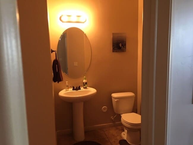 Building Photo - Roomy townhome