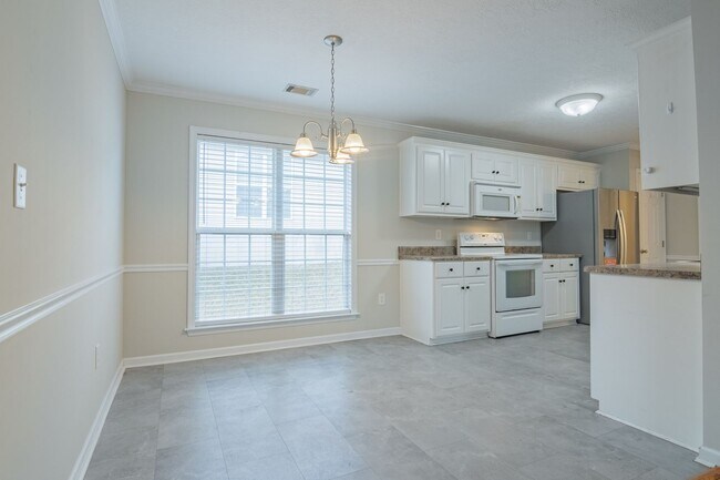 Building Photo - Updated 3 Bedroom Ranch