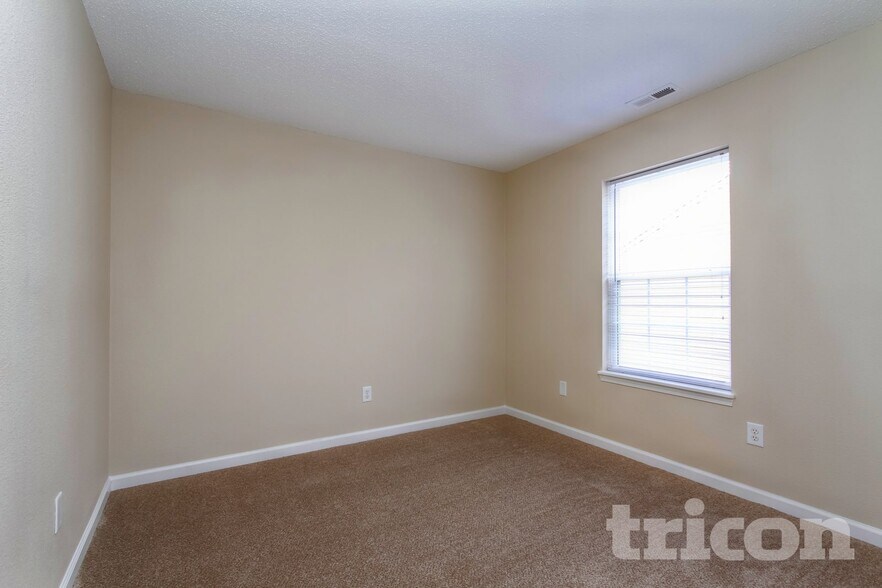 Building Photo - 1329 Lake Meadow Dr