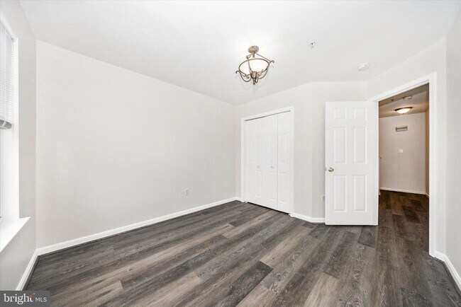 Building Photo - 4960 Clarendon Terrace