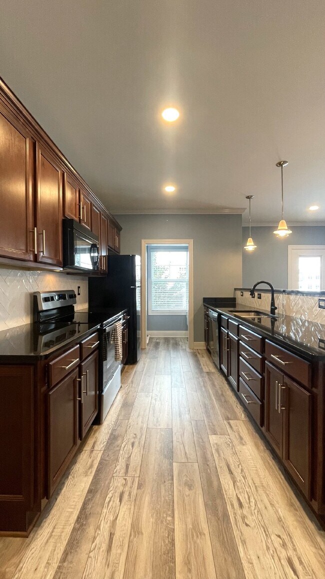 Building Photo - Germantown Gem!