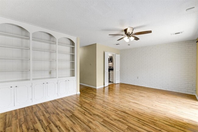 Building Photo - 3 BD / 2.5 BR Townhome in Memorial Club co...