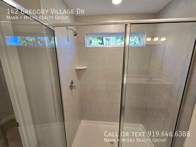 Building Photo - 142 Gregory Vlg Dr