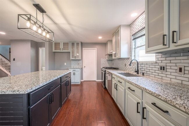 Building Photo - 9226 MacMillan Ln