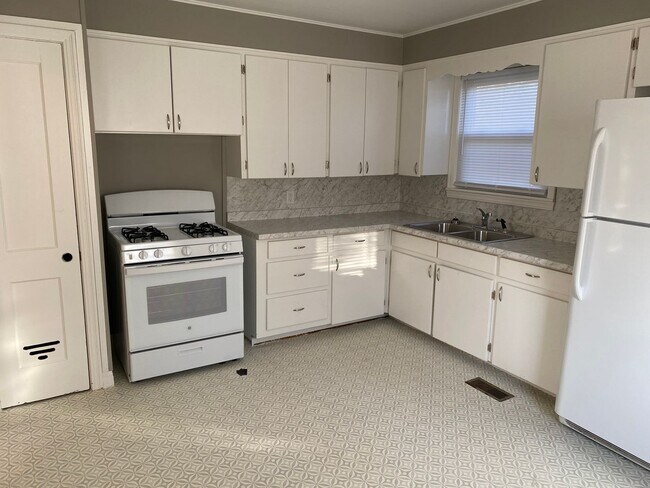 Building Photo - 2 Bed 1 Bath with Large backyard