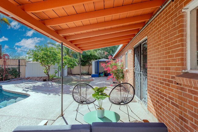 Building Photo - 3526 N Santa Rita Ave