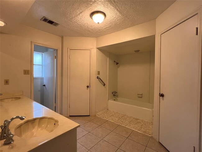 Building Photo - 8210 Hollyleaf Dr