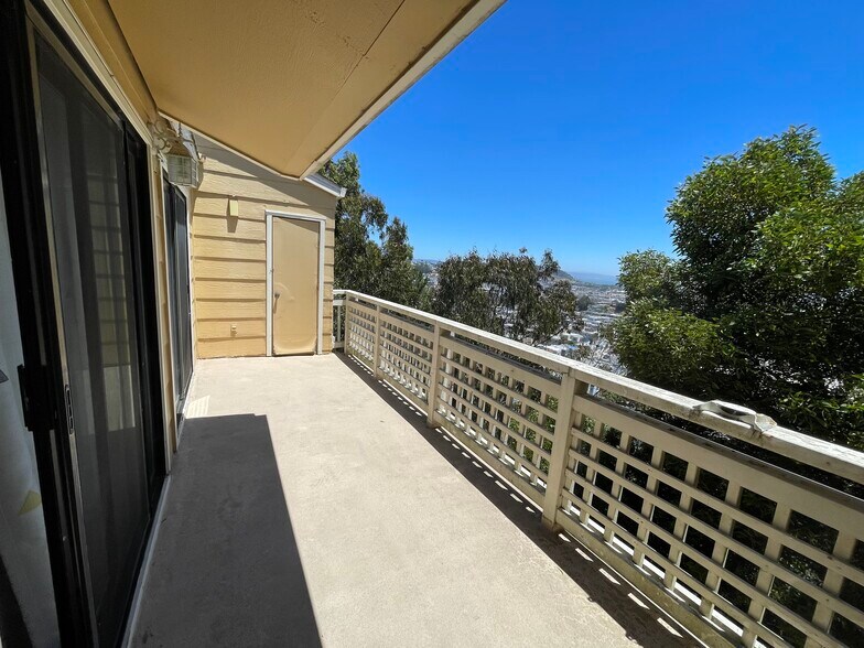 Balcony with storage rooms - 1310 Ridge Ct