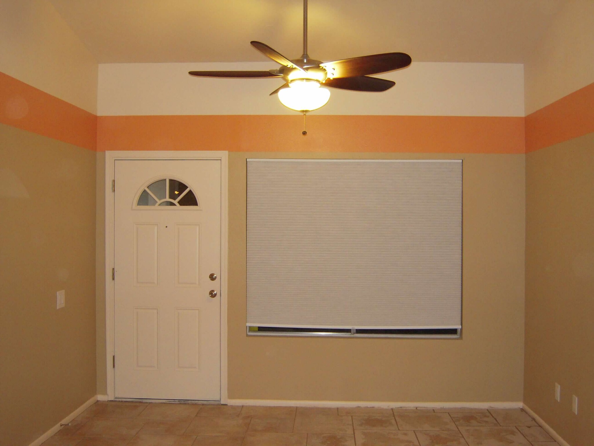 Living room with vaulted ceilings - 4026 E Carson Rd
