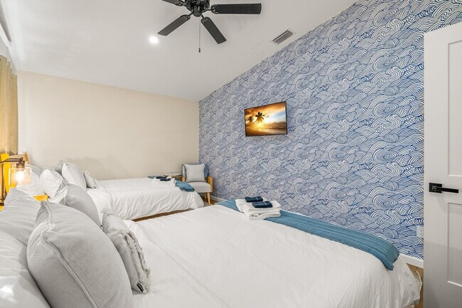 Building Photo - 10703 Del Prado Dr S