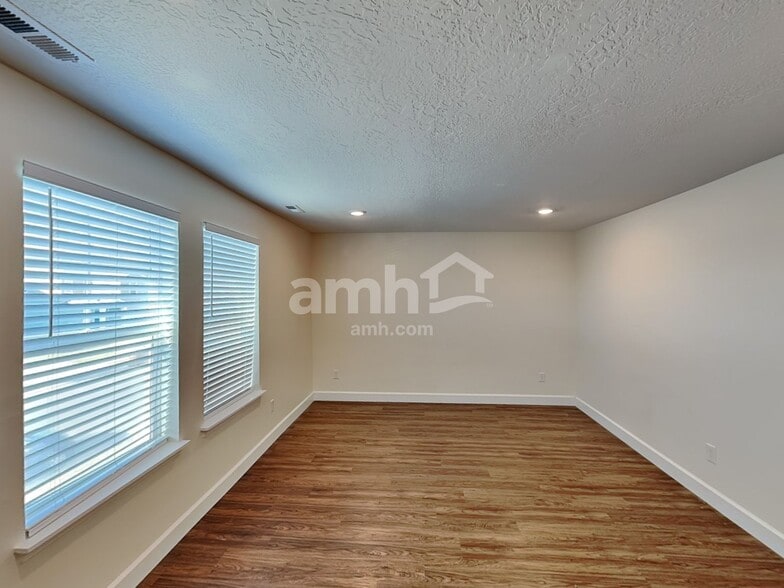 Building Photo - 2422 E Tumbleweed Rd