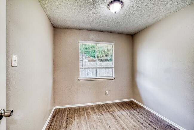 Building Photo - 6395 Crossway Dr