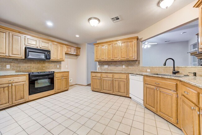 Building Photo - Beautiful 3x2 with Sunroom in Yukon