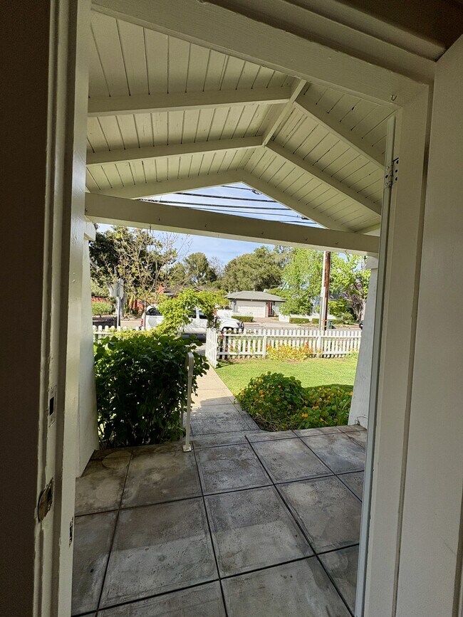 Building Photo - 1122 Channing Ave