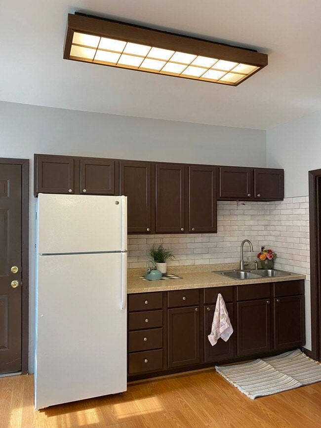 Building Photo - Spacious 2-Bed 1-Bath Unit Available in Minneapolis!