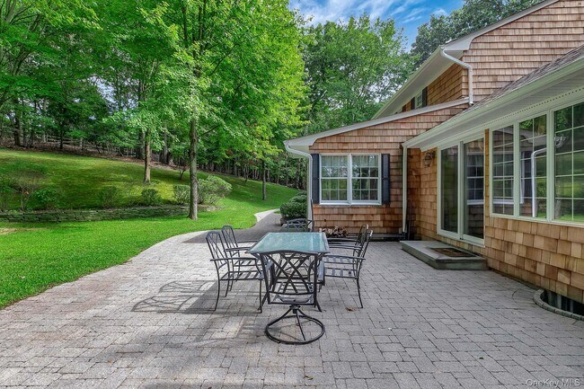 Building Photo - 451 River Rd